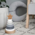 Ξύλινη πυραμίδα με κρίκους ασημί